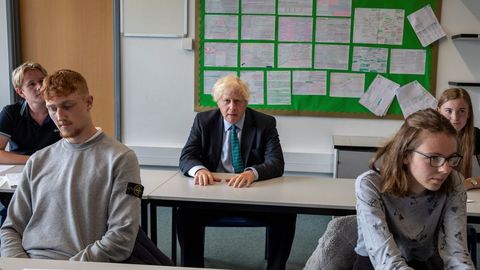 Boris Johnson en su visita a la escuela de Castle Rock el da 26, en el inicio del curso