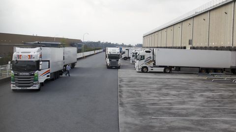 El trasiego de camiones en la central logstica de Lidl fue constante durante la jornada de ayer
