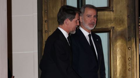 El rey Felipe IV y Pablo de Grecia salieron conversando del espacio en el que se celebró la velada.