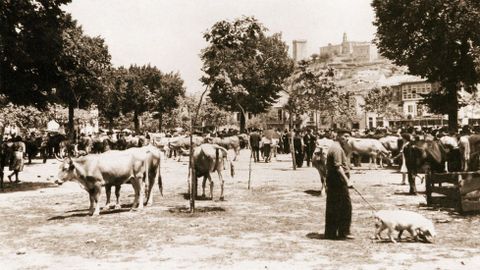 Una imagen de 1950 muestra el campo de la feria que se encontraba ante la fachada del colegio