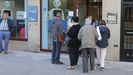 Colas a las puertas de la sede de Naturgy en Santiago para renovar el bono social hace un ao