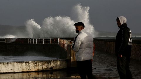 El temporal dej olas de ms de seis metros en Corrubedo
