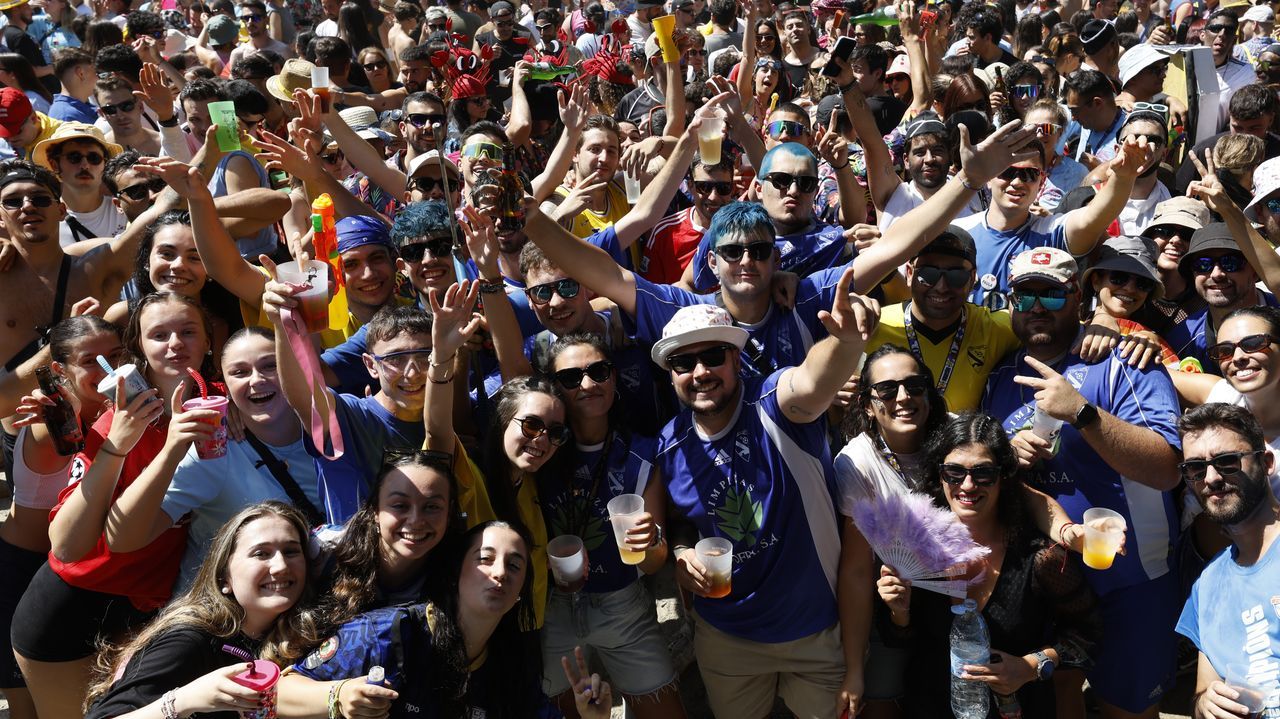 Bscate en el lbum de la primera sesin verm de Naseiro.Espectculo de pirotecnia del Puerto de Ferrol en las fiestas del ao pasado.