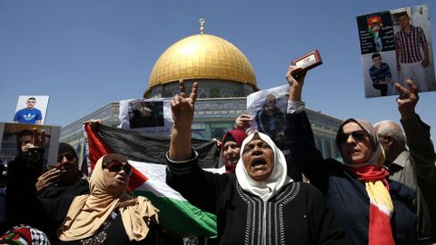 Familiares de palestinos encarcelados en prisiones israelíes protestan en el exterior de la Cúpula de la Roca, en la Ciudad Vieja de Jerusalén
