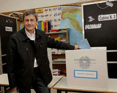 Gianni Alemanno, candidato del PdL en Roma, qued de segundo con un 30 % de los votos.