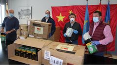 Los concejales con las cajas de mascarillas llegadas de China.