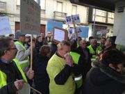 Algunos de los afectados, ante la oficina principal