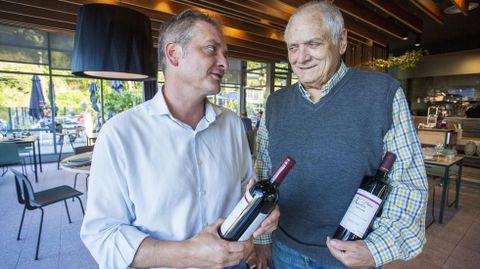 Gabino Patao, con su hijo Carlos, con botellas de sus vinos en un restaurante de Lugo