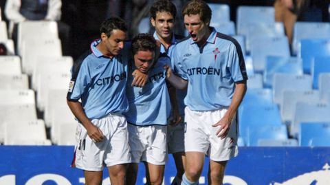 Festejando un gol junto a Gustavo Lpez, Sava y un joven Borja Oubia