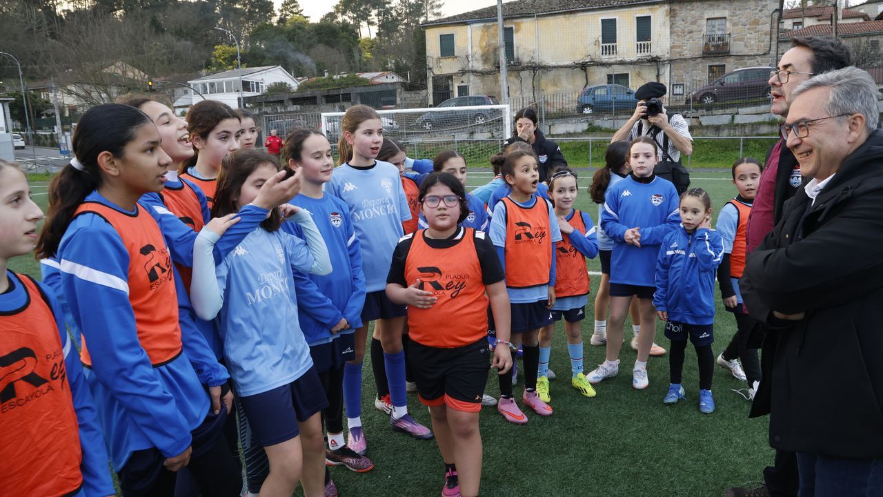 Gimnasios en A Mari�a.El presidente de la Diputaci�n, Luis Menor, en su visita al EFE Rosal�a