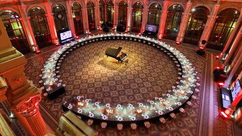 Pal�cio da bolsa. Recorrer los salones tem�ticos del Pal�cio da bolsa, sus balcones y observar la cuidad�sima decoraci�n es toda una experiencia. Habitualmente se cierra para eventos privados, pero el restaurante O Comercial, con vistas al r�o, siempre queda abierto al p�blico.