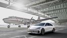 HYUNDAI IONIQ 6. Esta berlina de 4,85 metros de longitud tendr motores elctricos de 148 o 320 caballos, con consumos muy bajos de 14 kWh/100 km, que le proporcionan una autonoma de 610 kilmetros. Todava no conocemos su precio.