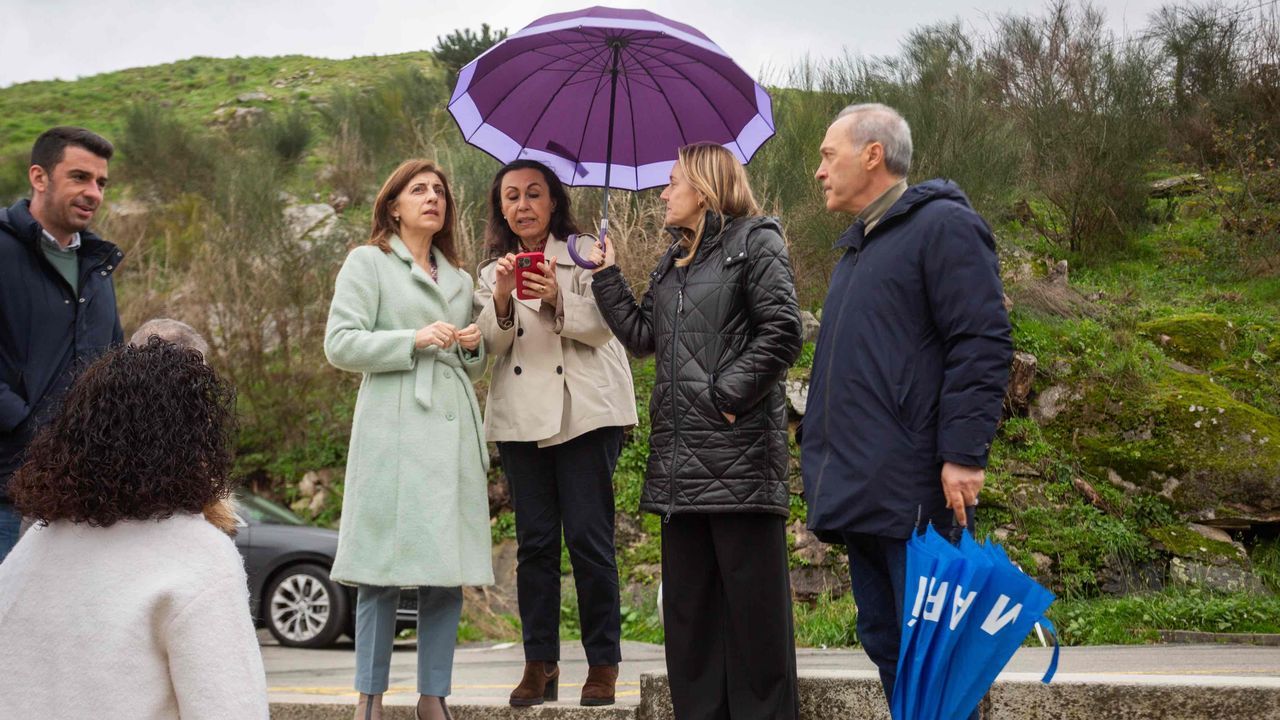 Departamento de costureras del Complejo Universitario de Ferrol.La conselleira de Medio Ambiente e Cambio Clim�tico, �ngeles V�zquez, acompa�ada de la alcaldesa de Mar�n, Mar�a Ramallo, este jueves en Mogor