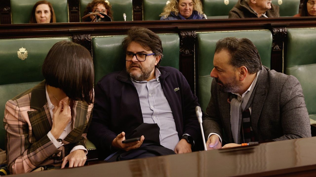 Gregorio Ag�s, en el centro de la imagen, en uno de los plenos de la Diputaci�n de Pontevedra