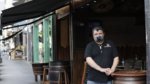 Domingo González, propietario de tres locales hosteleros en Cantarrana, Viveiro, califica de «peche encuberto» las nuevas restricciones