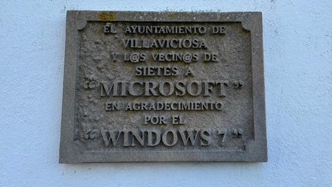 Cartel conmemorativo de la presentaci�n de Windows 7 en Sietes, Villaviciosa