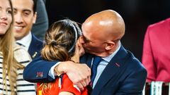 El presidente de la RFEF besa a otra jugadora durante la celebracin de la victoria en Australia