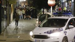 Un vehculo de la Polica Local de Santiago durante un operativo de control de la movida nocturna