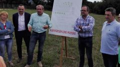 Representantes de la Diputacin y el Ayuntamiento en la presentacin en A Pobra do Brolln del proyecto de la residencia, en julio del 2018