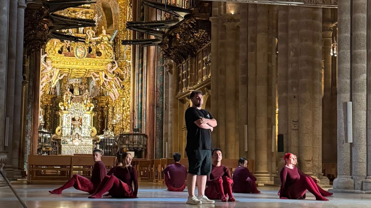 Rub�n P�rez durante la grabaci�n del anuncio del A�o Santo 2027 en la catedral de Santiago, proyecto del que fue director fotogr�fico