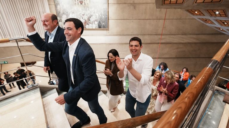 El candidato a lendakari del PNV, Imanol Pradales, celebra el resultado del partido nacionalista en las elecciones vascas.