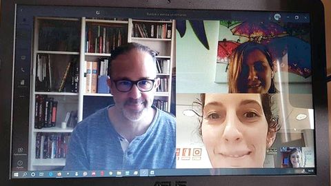 Reuni�n telem�tica de cuatro responsables del equipo de vigilantes del coronavirus en Asturias: Pablo P�rez Sol�s, Ana M. Baltar Barrio, Ana Fern�ndez Ib��ez y Beatriz Bra�a