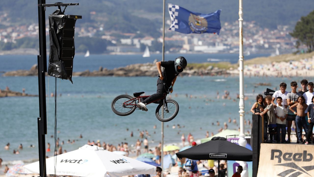Un hombre realiza un salto con su bicicleta en la segunda jornada de O Marisqui�o.