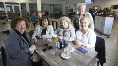 Mara del Pilar, Carmen, Gloria, Loli y Mim toman un caf en Caranza