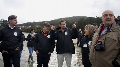 Alberto Chicote visita los bancos marisqueros de Testal en Noia