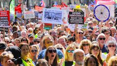 Miles de personas se manifestaron ayer junto a Downing Street contra el cierre del Parlamento, promovido por Boris Johnson