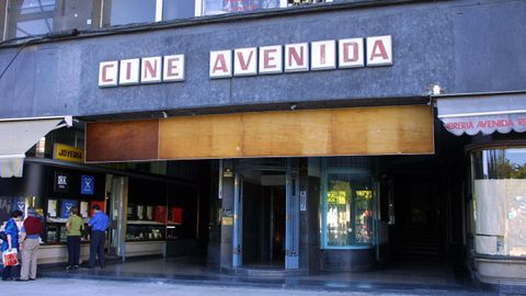 La entrada del cine Avenida antes de su cierre definitivo en 1997 