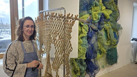 Ana Fraga, con uno de sus tapices de redes y cuerdas. 