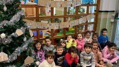 Los alumnos elaboraron la decoracin navidea del colegio empleando materiales reutilizados