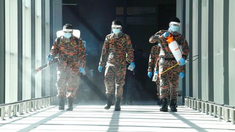 Militares de Malasia desinfectan el aeropuerto Sultan Abdul Halim