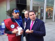 Negreira en el punto de informaci�n de la plaza de Lugo