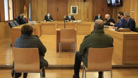Dos de los tres acusados de ofrecer puestos de trabajo en el HULA a cambio de dinero, este lunes, en el banquillo de la Audiencia Provincial de Lugo