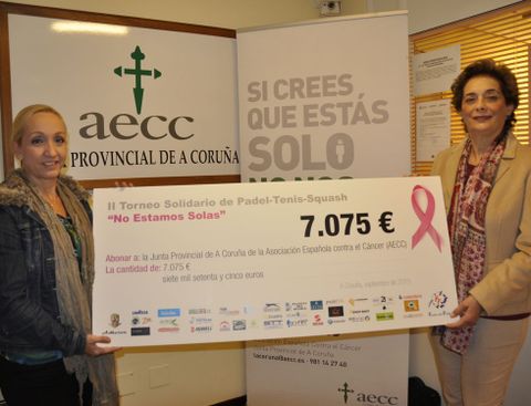 La doctora Marta Prez entreg a Elena Viturro los euros recaudados en el torneo contra el cncer. 