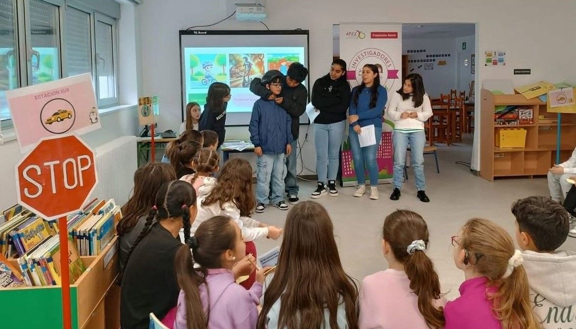 Los alumnos delIES Xograr Afonso Gmez sensibilizaron sobre el buen uso de los patinetes elctricos o las bicis.