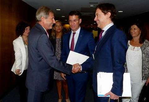 Feijoo, ayer en Bruselas, donde se entrevist con el comisario Johannes Hahn, a su derecha en la imagen.