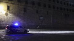 Una patrulla de la Polica Local de Santiago vigilando el ocio nocturno en la plaza de la Quintana