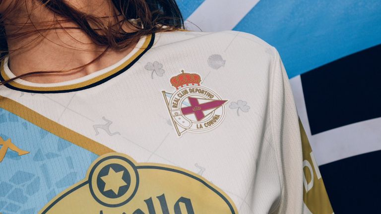 Así son las 12 camisetas del Deportivo que homenajean a la bandera gallega