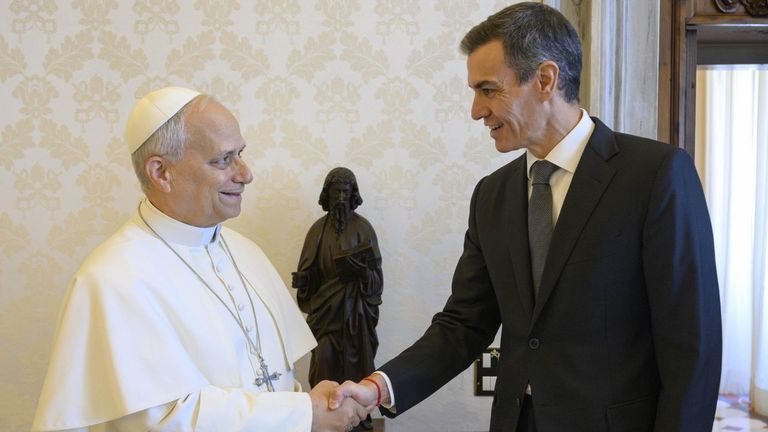 El papa, el clavo al que se agarra Sánchez