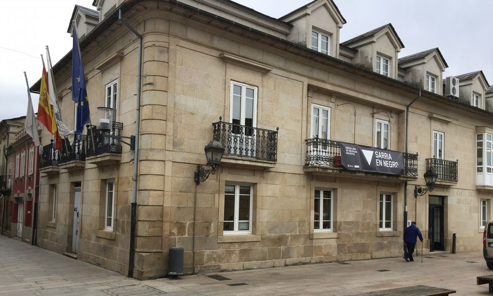 La alcaldesa de Sarria Pilar L�pez atendiendo a peregrinos en la oficina de turismo