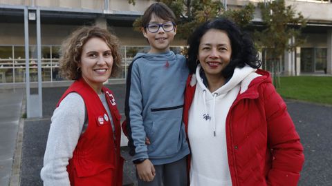 Alexandra (a la derecha) con su hijo biológico y la técnica del programa de acogida de Cruz Roja, Mónica Devesa