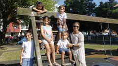 La madres y los cinco hijos de la familia Benasach Lpez, el domingo en un parque de Ferrol