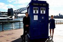 Peter Capaldi y Jenna Coleman posan con una rplica de la Tardis en Sdney. 