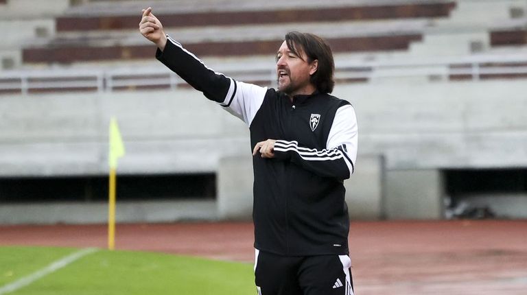 Secho Martínez, entrenador del Compostela: «El Boiro se fue reforzando bien a lo largo de la competición»