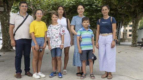 La familia Gómez Caseiro acoge a tres refugiados de Ucrania (en el centro), en un municipio de Ordes donde viven cinco familias del país invadido