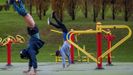 Varias personas hacen deporte en el parque de Invierno de Oviedo