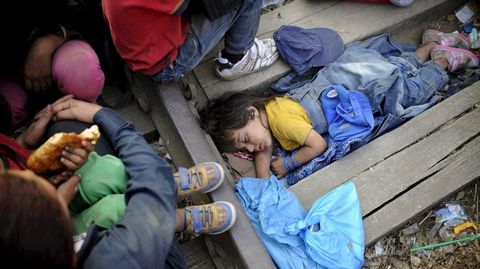 Una nia refugiada duerme en la frontera entre Macedonia y Grecia. 20 de agosto. 